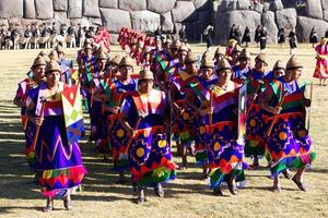 cusco, Perù, 2015 - inti raymi Festival uomini e donne nel tradizionale costume foto