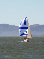 berkeley, circa, 2007 - barca a vela su baia con spinnaker e principale vela foto