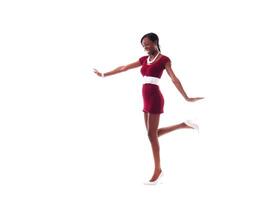 sottile africano americano donna in piedi nel rosso vestito su bianca foto