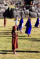 cusco, Perù, 2015 - uomini e donne nel tradizionale costume per inti raymi Festival foto