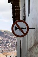 no auto corna cartello su edificio cusco Perù foto