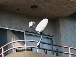 lungo spiaggia, circa, 2008 - satellitare tv piatto montato su appartamento balcone foto