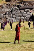 cusco, Perù, 2015 - uomini e donne nel tradizionale costume per inti raymi Festival Sud America foto