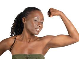 giovane nero donna mostrando forte flesso bicipite foto