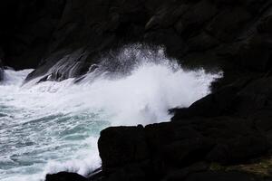 stretto tiro di onde su lava rocce depoe baia Oregon foto