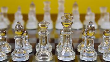 stretto tiro di bicchiere scacchi uomini impostato su su tavola foto