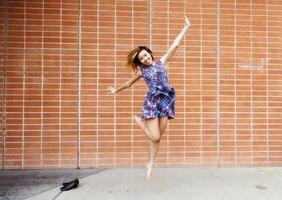 sorridente asiatico americano donna salto nel vestito foto