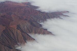 aereo Visualizza di nuvole contro montagne nel Perù Sud America foto