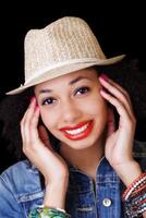 sorridente africano americano donna nel cappello ritratto foto