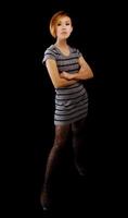 magro asiatico americano donna braccia attraversato nel maglia vestito foto