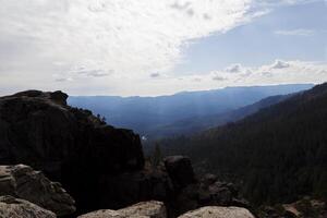 Visualizza a partire dal superiore di chilnualna cascate pista Yosemite foto