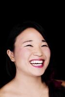 spoglio spalla ritratto sorridente giapponese americano donna foto