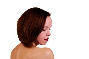 profilo ritratto a partire dal indietro caucasico rosso testa donna su bianca foto