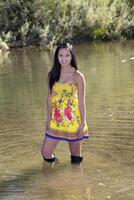 giovane attraente asiatico americano donna giallo vestito foto