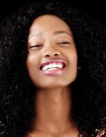 grande Sorridi attraente giovane africano americano donna foto