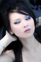 giovane asiatico americano donna con occhi chiuso ritratto foto