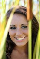 sorridente adolescente ragazza all'aperto ritratto in mezzo cattails foto