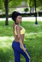 giovane africano americano donna sudore pantaloni giallo superiore foto