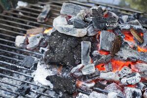 rosso caldo legna carbone su barbecue griglia foto