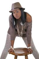 giovane africano americano donna cappello maglione calze autoreggenti foto