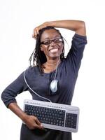 giovane nero donna con pc topo e tastiera in giro collo foto