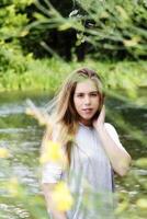 attraente caucasico adolescente donna in piedi di fiume foto