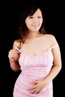 giovane asiatico americano donna in piedi vestito rosa foto
