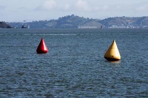 rosso e giallo temporaneo da corsa boe su baia foto