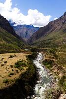 urubamba fiume nel valle lungo machu picchu pista Perù foto