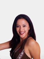sorridente ritratto ispanico filippina su leggero sfondo foto