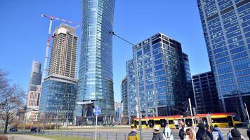 varsavia, Polonia. 7 marzo 2024. pubblico mezzi di trasporto tram nel il città centro nel il mattina contro un' sfondo di moderno edifici. foto