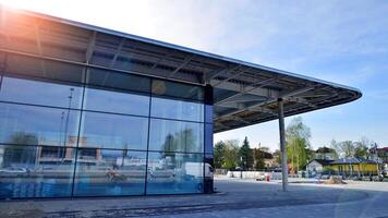 varsavia, Polonia. 7 aprile 2024. mercedes-benz auto showroom sotto costruzione. foto