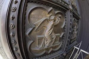 d'oro porta di battistero di giotto dettaglio vicino Cattedrale Santa maria dei fiori, brunelleschi cupola Italia foto