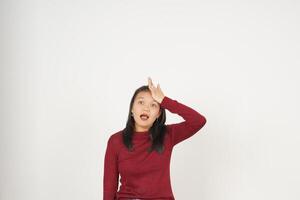giovane asiatico donna nel rosso maglietta mano su testa, dimenticare qualcosa gesto isolato su bianca sfondo foto