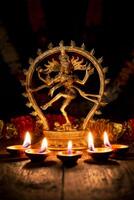 shiva nataraja con Diwali luci foto