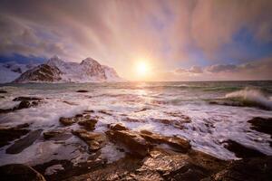 costa di norvegese mare su roccioso costa nel fiordo su tramonto foto