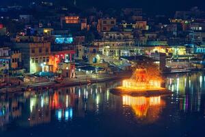 Visualizza di indiano pellegrinaggio sacro città pushkar con pushkar ghat. Rajasthan, India. orizzontale padella foto