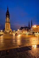 maiolica di delft mercato piazza markt nel il sera. profondità, Olanda foto