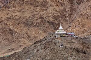 shanti stupa, leh foto