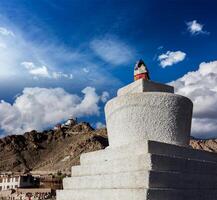 imbiancato chorten nel leh, ladakh, India foto