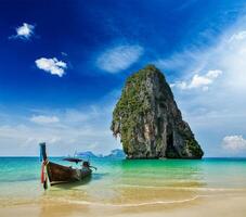 barca dalla coda lunga sulla spiaggia, Thailandia foto