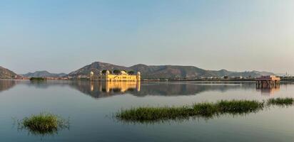 panorama di uomo sagar lago e jala Mahal acqua palazzo foto