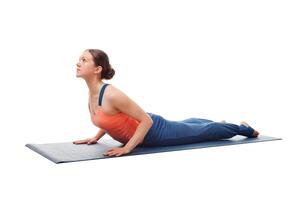 sportivo in forma yogini donna pratiche yoga asana bhujangasana foto