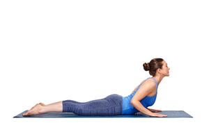 sportivo in forma yogini donna pratiche yoga asana bhujangasana foto