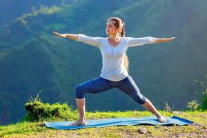 donna fare yoga asana virabhadrasana 2 guerriero posa all'aperto foto