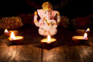 Ganesha con Diwali luci foto