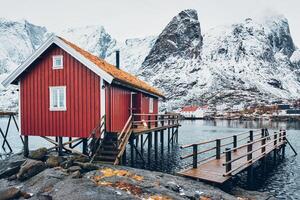 tradizionale rosso rorbu Casa nel reine villaggio su lofoten isole, foto