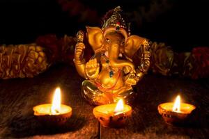 Ganesha con Diwali luci foto