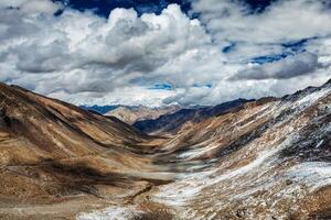 Visualizza al di sopra di valle e karakorum gamma a partire dal khardung la passaggio, ladak foto