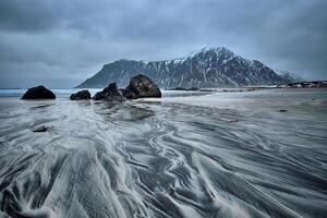 roccioso costa di fiordo nel Norvegia foto